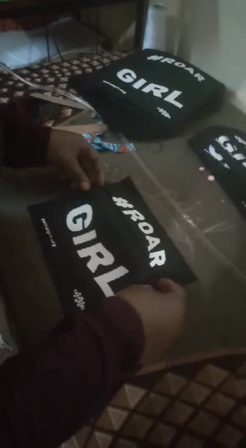 100 Maßgefertigte MundschutzMasken mit Logo "That Girl" waehrend der Massanfertigung